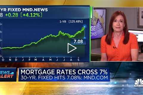 Mortgage refinancing drops to a 22-year low as interest rates rise