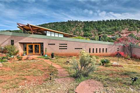 This $1.7M New Mexico Home Soaks Up Desert Views in Every Room