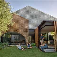 Batten Screens Wrapping This Renovation in Australia Are Bold. The Interiors Are Even Bolder