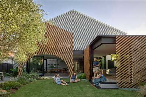 Batten Screens Wrapping This Renovation in Australia Are Bold. The Interiors Are Even Bolder