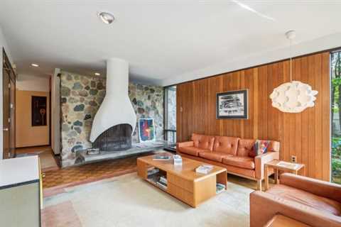 This $525K Detroit Midcentury Just Listed for the First Time in 50 Years