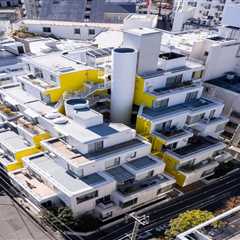A Wavy Wall Mellows Out the Strict Grid of This ’70s Tokyo Apartment