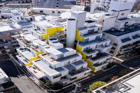A Wavy Wall Mellows Out the Strict Grid of This ’70s Tokyo Apartment