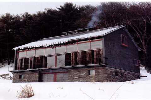 From the Archive: A Restoration Expert Turns a Crumbling Archetypal Barn Into His Family’s Getaway