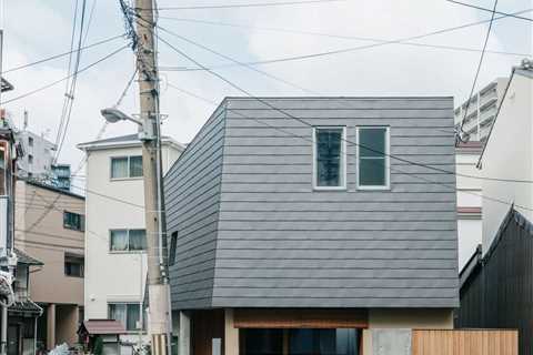 In Osaka, a Small Neighborly Home Has Benches for Passersby