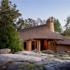 The ’70s Are Alive and Well in This Curvaceous SoCal Home Seeking $2.5M