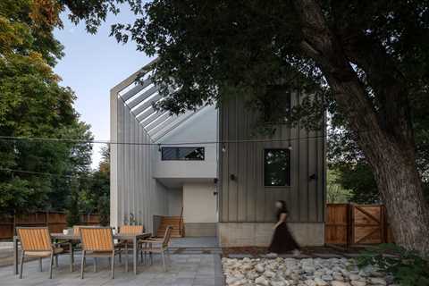 A Soaring Library in This Boulder Home Makes the Bookshelf Wealth Trend Look Like Small Potatoes
